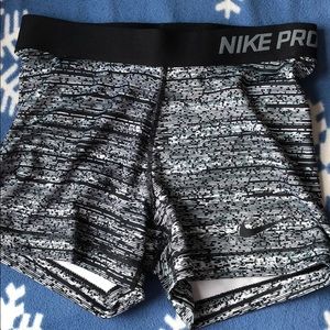 Black/white patterned Nike pros